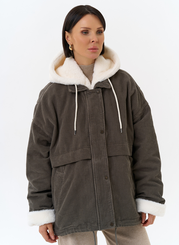 Женская утепленная куртка с отделкой из эко меха