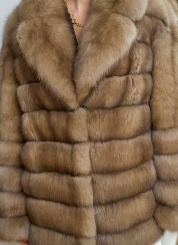 Женская шуба из куницы с английским воротником
