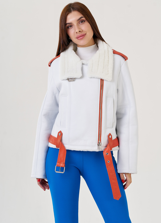 Женская дубленка белого цвета модель № 23355 меха малина