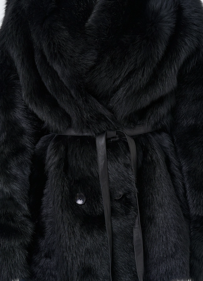 Двухсторонняя дубленка черного цвета с декоративным поясом модель № 31618 универмаг малина