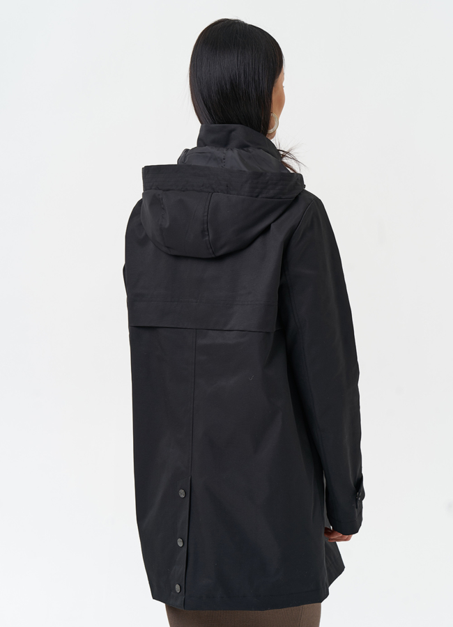 Плащ женский черного цвета с капюшоном модель № 30086 в кредит