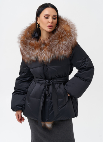 Женский пуховик с отделкой из меха лисы