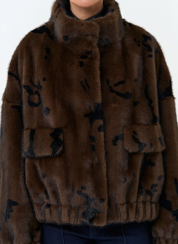 Женская куртка бомбер из эко меха фото