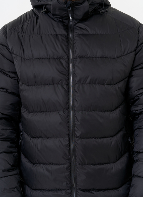 Мужской пуховик черного цвета