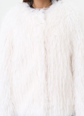 Женская шуба под эко страуса белого цвета