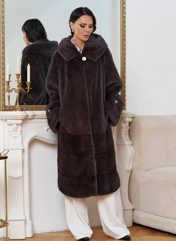 Женская шуба из меха норки с капюшоном 