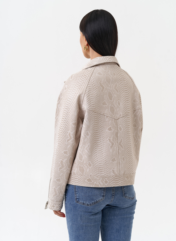 Светлая куртка из натуральной кожи с принтом змея